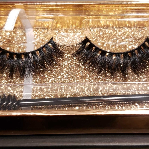 Lashes - Picture 2 of 8